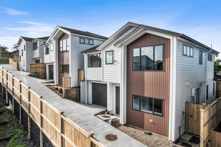 Photo of property in 40c Cyclarama Crescent, Massey, Auckland, 0614