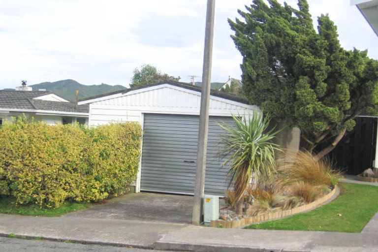 Photo of property in 3 Lomita Road, Johnsonville, Wellington, 6037