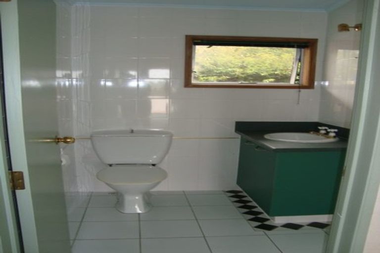 Photo of property in 635 Glenfield Road, Totara Vale, Auckland, 0629