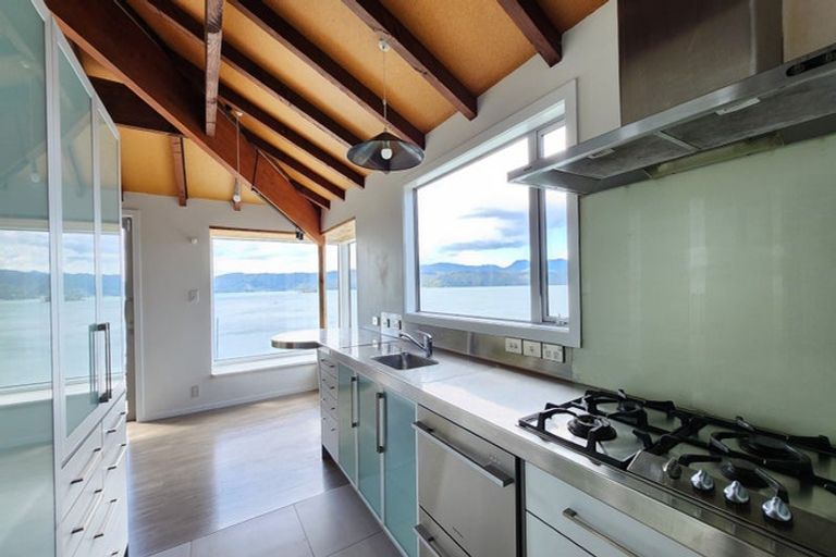 Photo of property in 1 Maramanui Way, Karaka Bays, Wellington, 6022