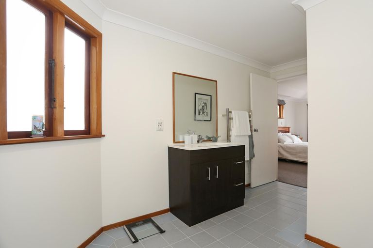 Photo of property in 2 Churchill Avenue, Hokowhitu, Palmerston North, 4410