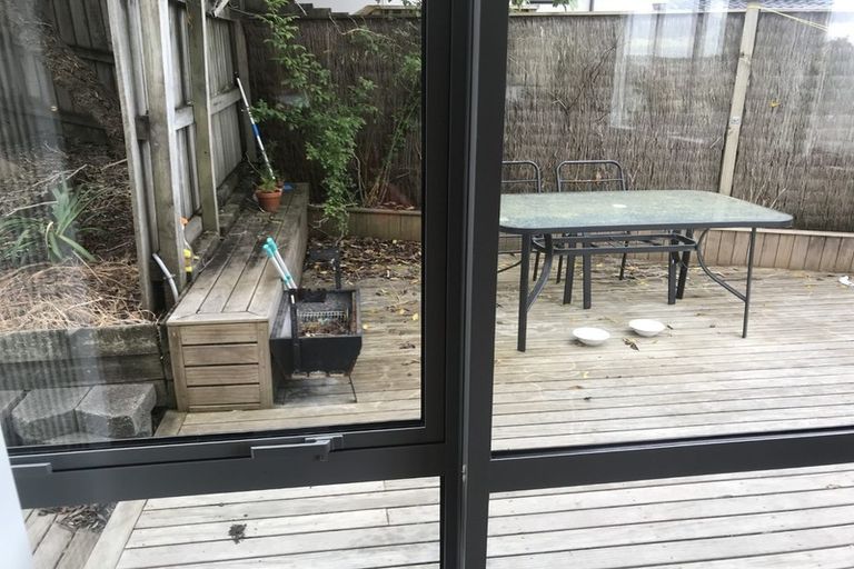 Photo of property in 9 Trotting Terrace, Fairview Heights, Auckland, 0632