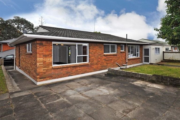 Photo of property in 2/4202a Great North Road, Glendene, Auckland, 0602