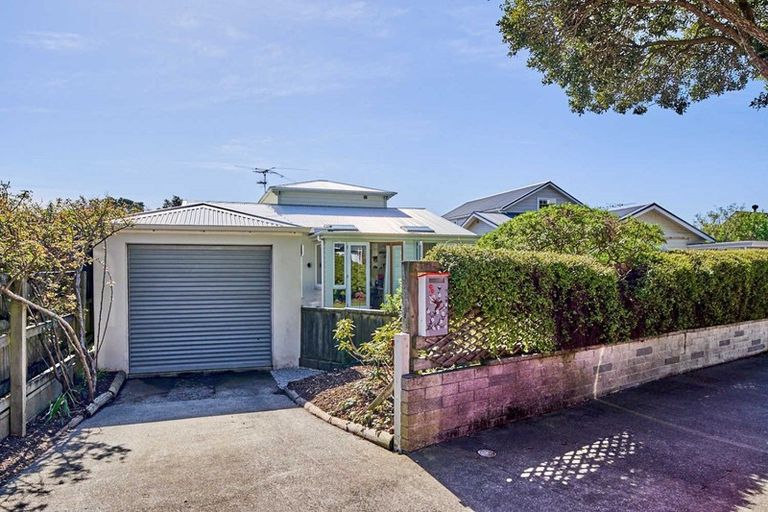 Photo of property in 96 Muritai Road, Eastbourne, Lower Hutt, 5013