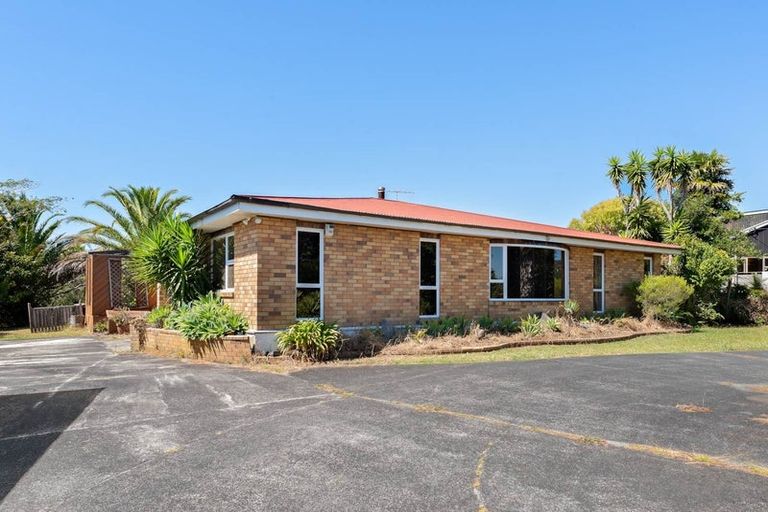 Photo of property in 102 Arran Road, Browns Bay, Auckland, 0630