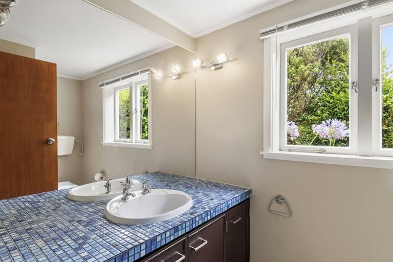 Photo of property in 27 Creamer Avenue, Belmont, Auckland, 0622