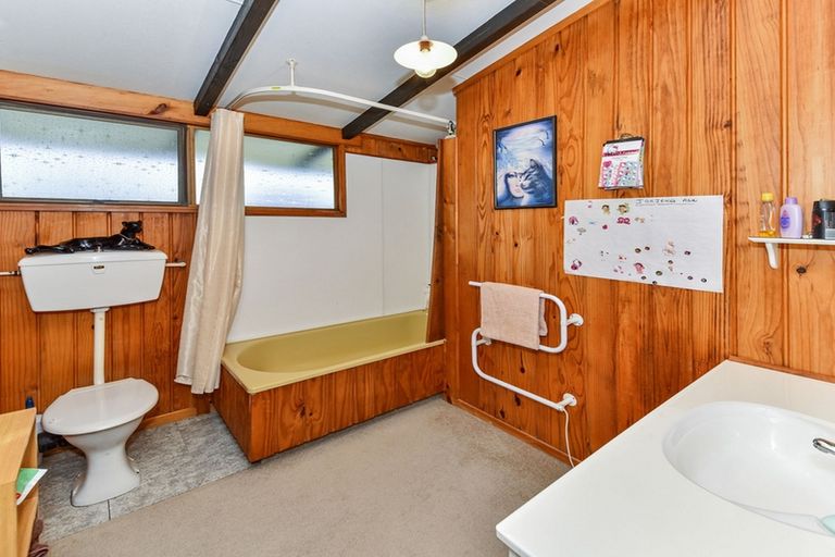 Photo of property in 28 Gibbons Road, Weymouth, Auckland, 2103