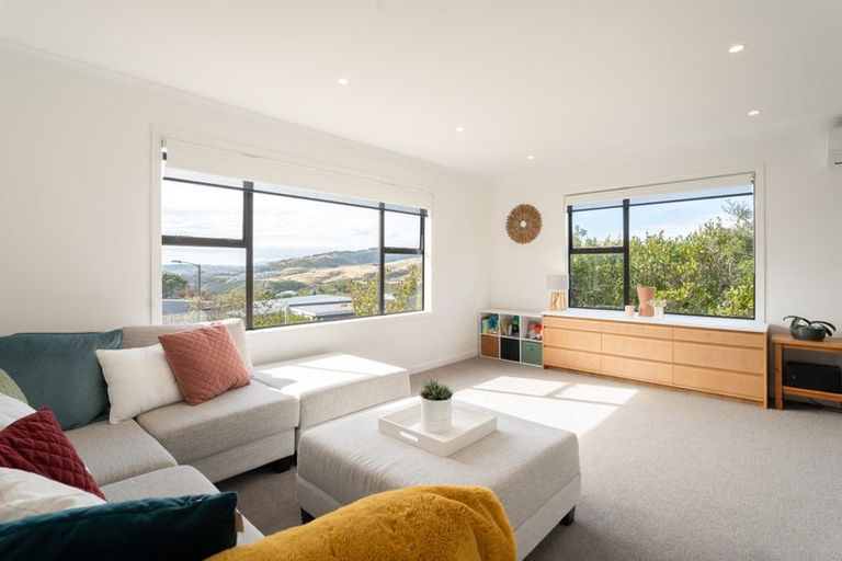 Photo of property in 8 Hillview Crescent, Paparangi, Wellington, 6037