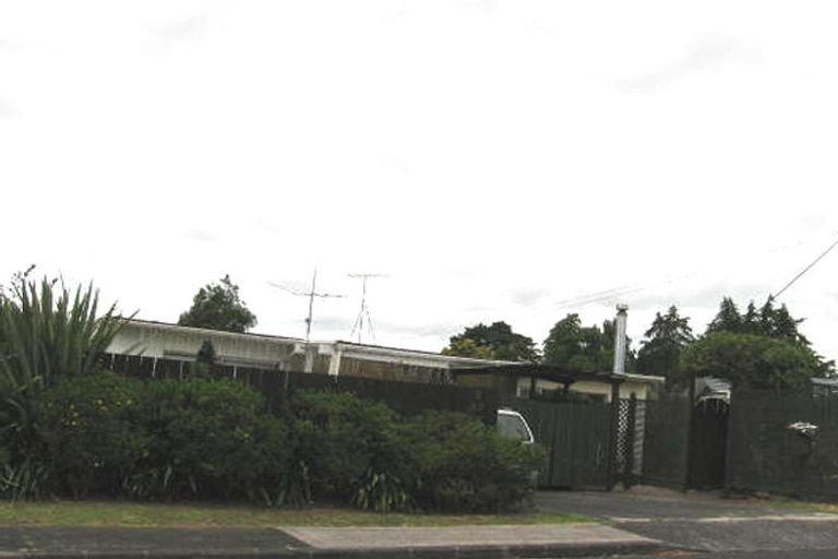 Photo of property in 2/52 Chippendale Crescent, Birkdale, Auckland, 0626