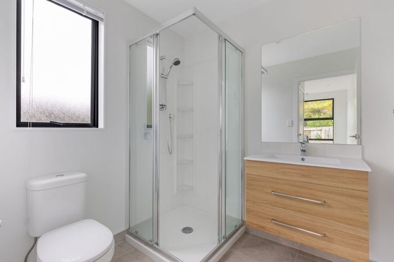 Photo of property in 17 Tokai Place, Glen Eden, 0602