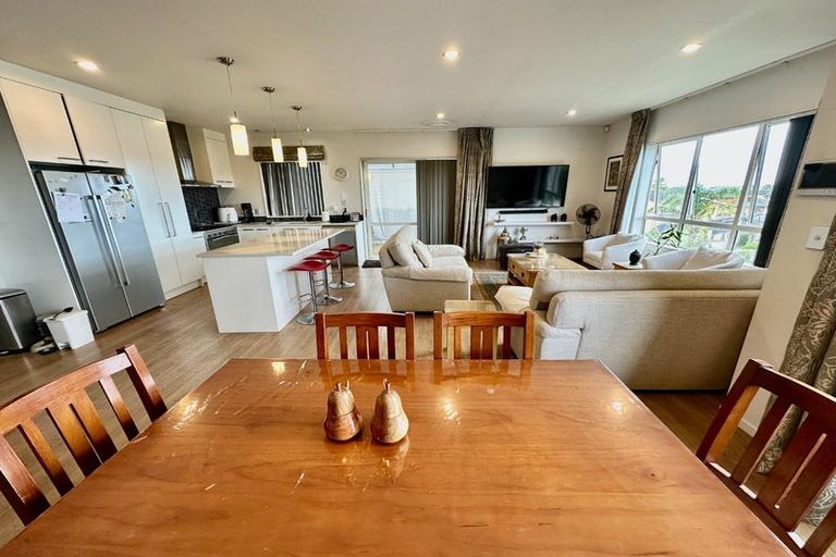 Photo of property in 16 San Casello Rise, Henderson, Auckland, 0612