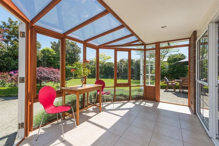 Photo of property in 39 Crofton Road, Harewood, Christchurch, 8051