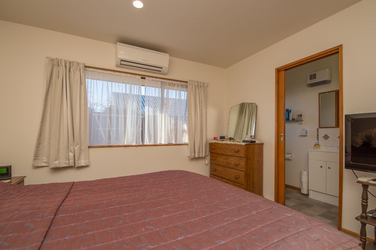 Photo of property in 4 Chesterfield Mews, Russley, Christchurch, 8042