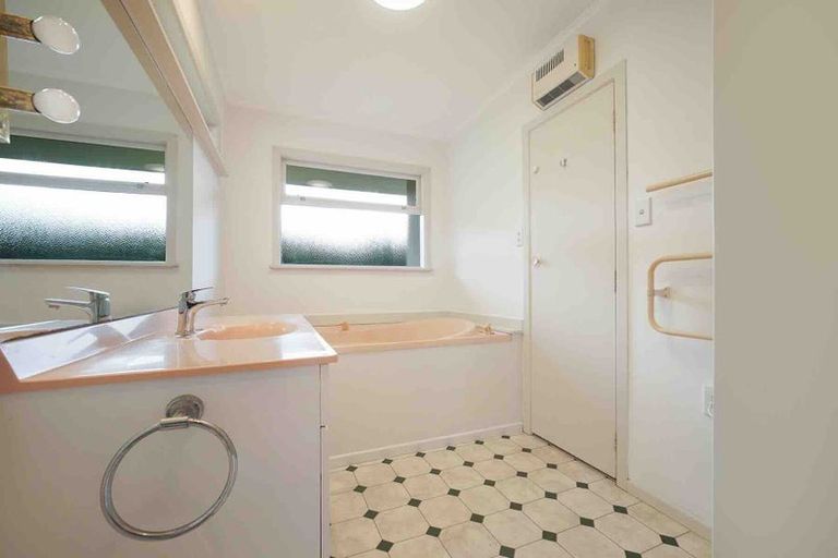 Photo of property in 9 Laingholm Drive, Laingholm, Auckland, 0604