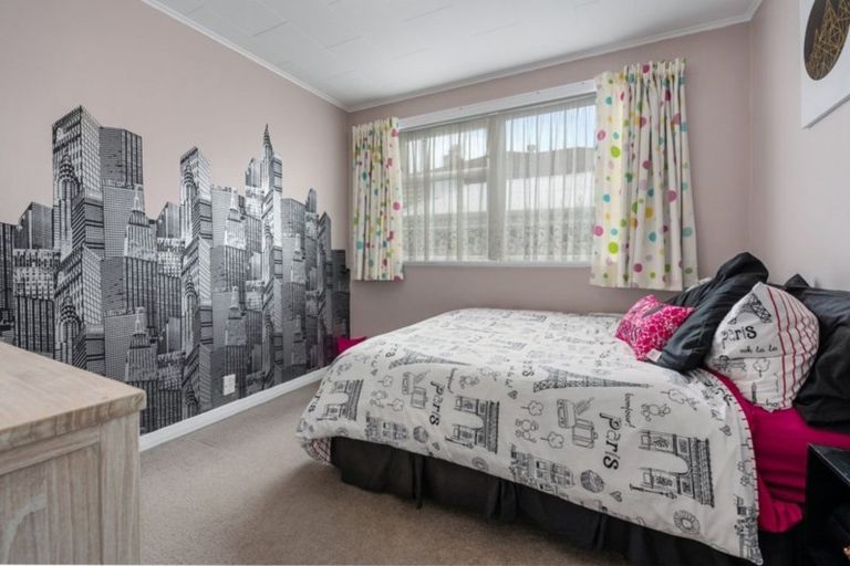 Photo of property in 42a Kowhai Avenue, Ebdentown, Upper Hutt, 5018