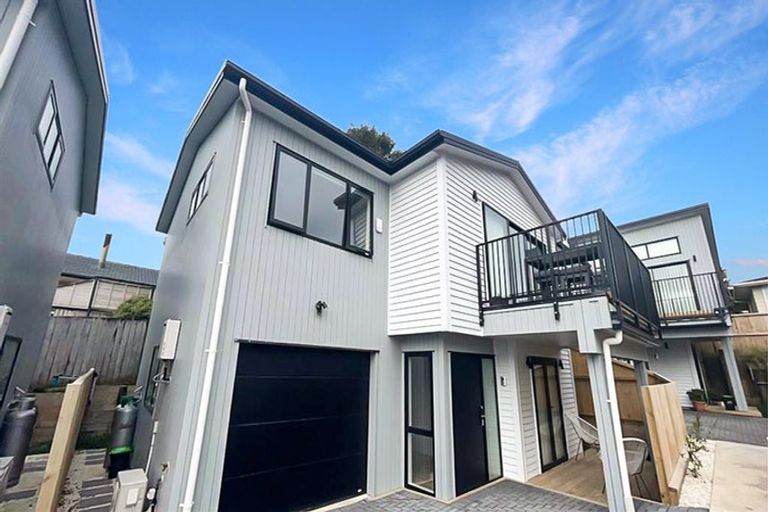 Photo of property in 20a Pipitea Place, Massey, Auckland, 0614
