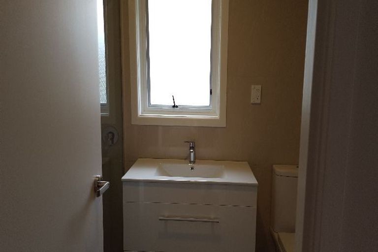 Photo of property in 21 Normanton Street, Glenfield, Auckland, 0629