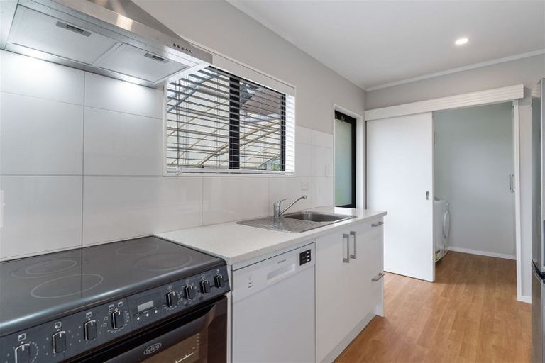 Photo of property in 1/70 Totaravale Drive, Totara Vale, Auckland, 0629