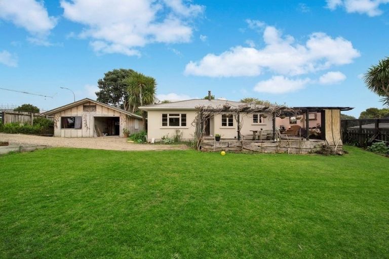 Photo of property in 1152 South Road, Oakura, 4314