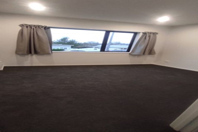 Photo of property in 3/47 Awaroa Road, Sunnyvale, Auckland, 0612