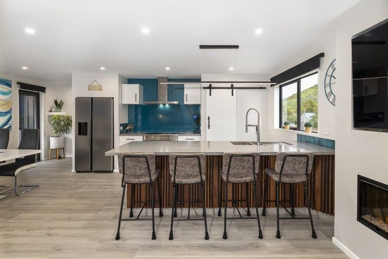 Photo of property in 15 Beach Road, Waikawa, Picton, 7220