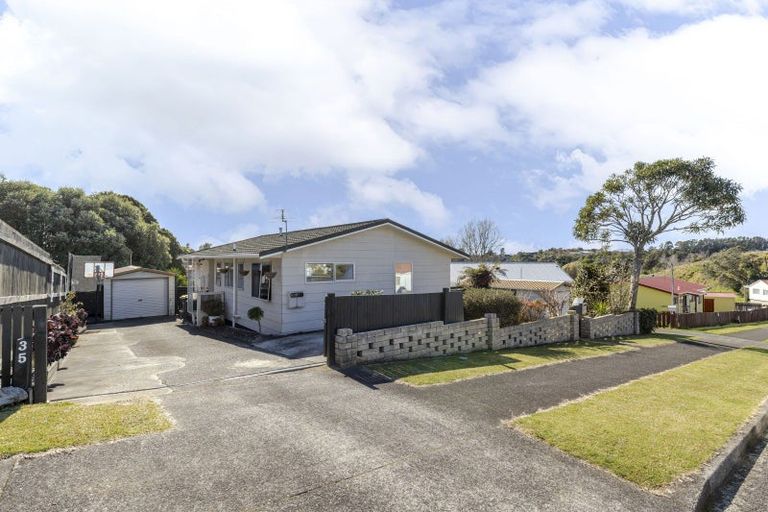 Photo of property in 35 Riversdale Drive, Merrilands, New Plymouth, 4312