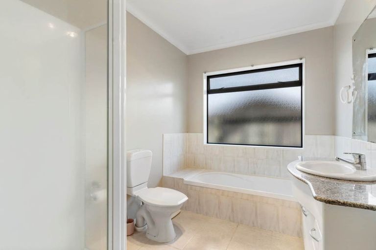 Photo of property in 90 Buscomb Avenue, Henderson, Auckland, 0610