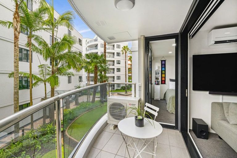 Photo of property in 1e/175 Hurstmere Road, Takapuna, Auckland, 0622