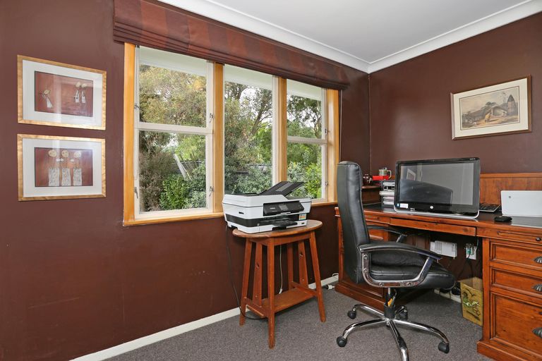 Photo of property in 2 Churchill Avenue, Hokowhitu, Palmerston North, 4410