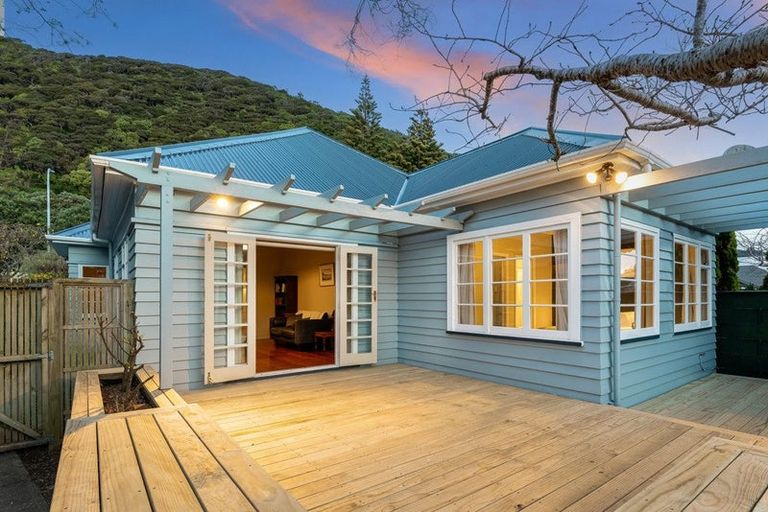 Photo of property in 218 Muritai Road, Eastbourne, Lower Hutt, 5013