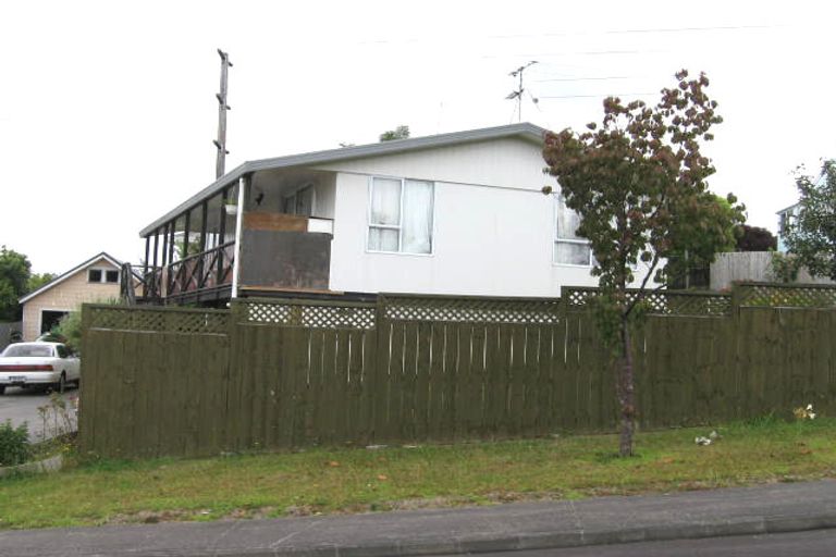 Photo of property in 2/68 Totaravale Drive, Totara Vale, Auckland, 0629