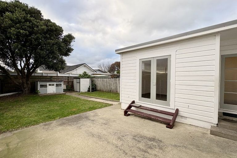 Photo of property in 123 Onepu Road, Lyall Bay, Wellington, 6022