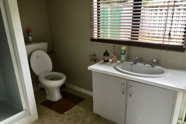 Photo of property in 2/44 Darren Crescent, Half Moon Bay, Auckland, 2012