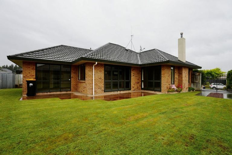 Photo of property in 24 Johnstone Drive, Fitzherbert, Palmerston North, 4410