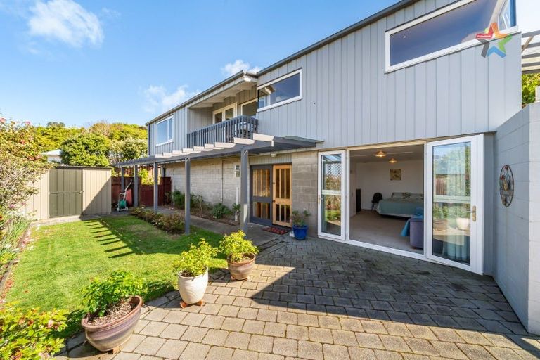 Photo of property in 2 Taka Grove, Normandale, Lower Hutt, 5010