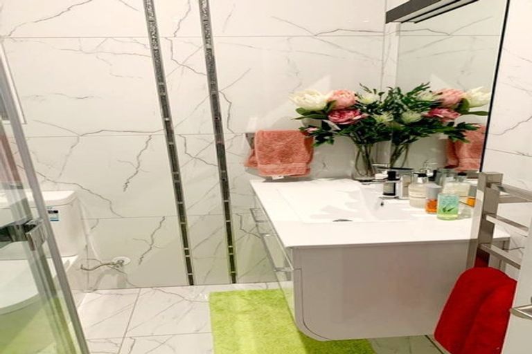 Photo of property in 37 Newington Road, Henderson, Auckland, 0612