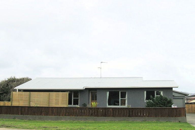 Photo of property in 4 Hadfield Place, Paraparaumu Beach, Paraparaumu, 5032