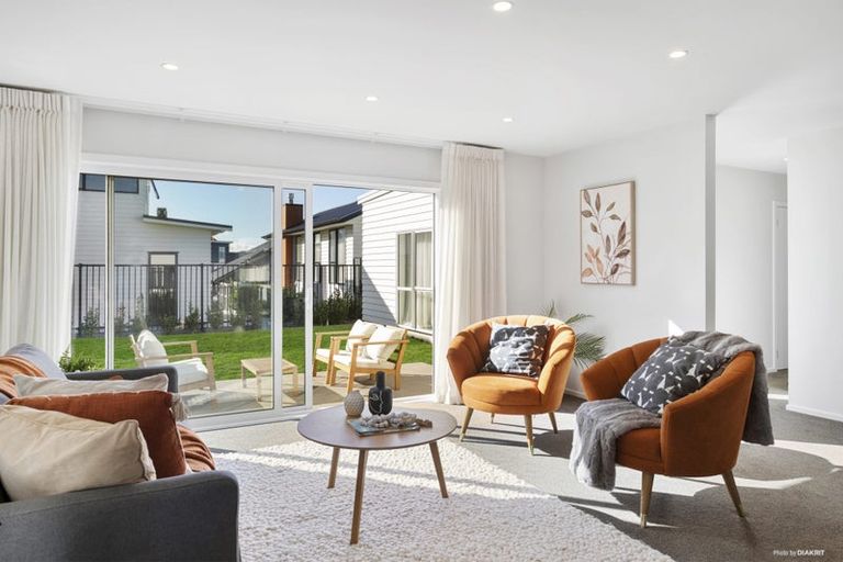 Photo of property in 12 Promontory Crescent, Newlands, Wellington, 6037