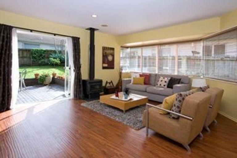 Photo of property in 1 Jay Court, Botany Downs, Auckland, 2010