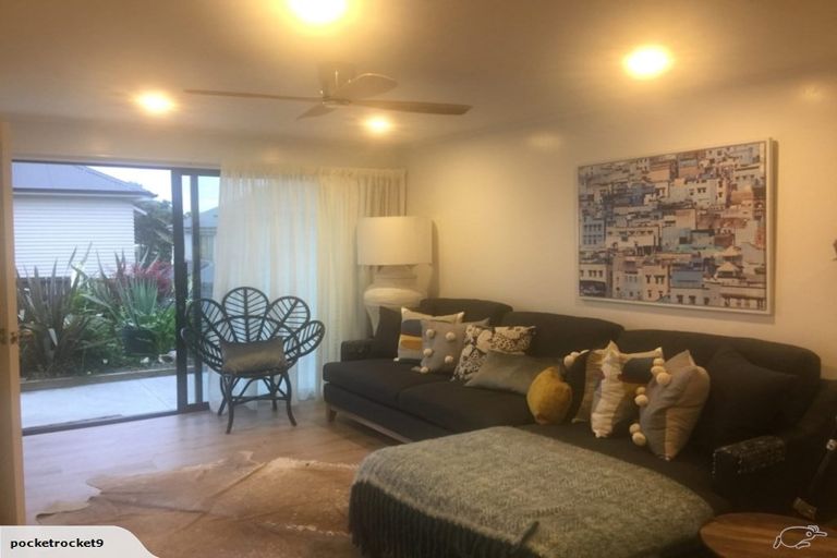 Photo of property in 82 Bay Street, Red Beach, 0932