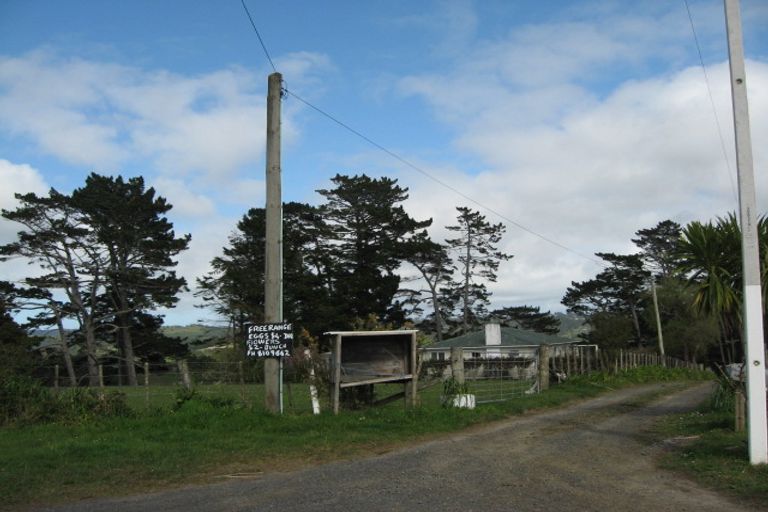 Photo of property in 10 Amreins Road, Waitakere, Henderson, 0782