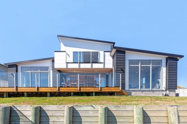 Photo of property in 78 Queen Charlotte Drive, Aotea, Porirua, 5024