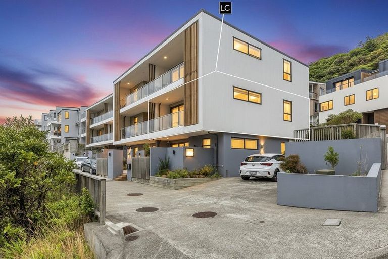 Photo of property in 4/63 Tiketike Way, Brooklyn, Wellington, 6021