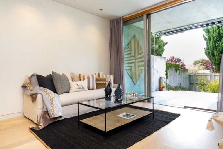 Photo of property in 2/5 Tanner Street, Havelock North, 4130