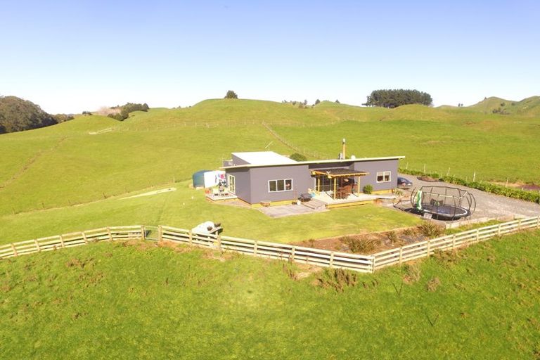 Photo of property in 15 Whenuakura Road, Matiere, 3995