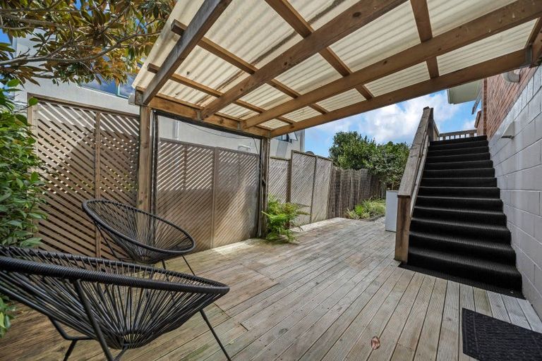 Photo of property in 4/38 Old Lake Road, Narrow Neck, Auckland, 0624