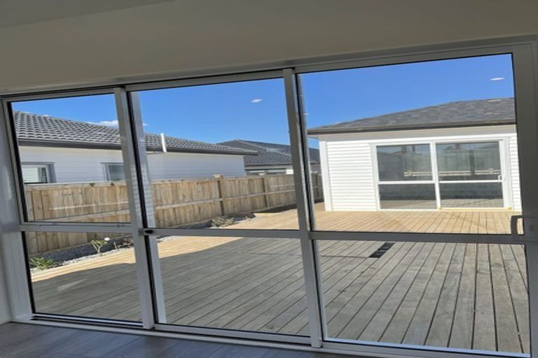 Photo of property in 7 Vinistra Road, Kumeu, 0810