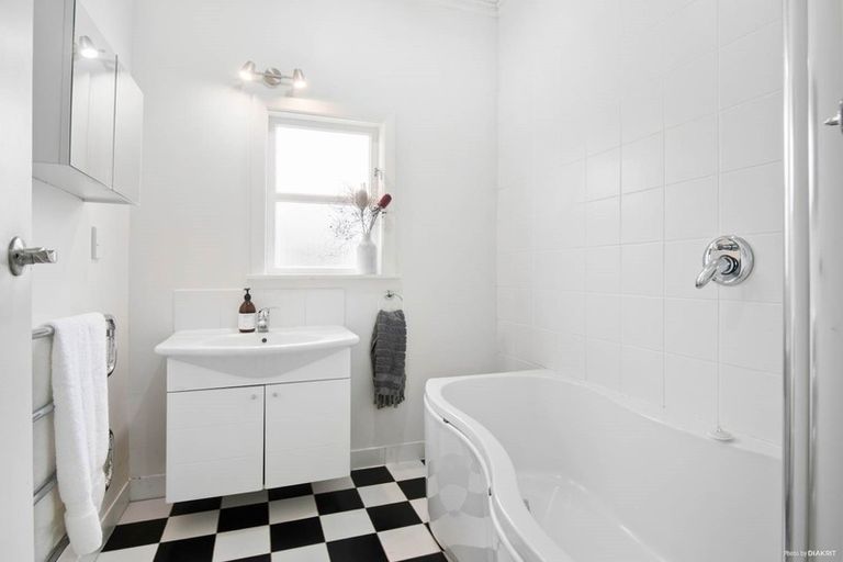 Photo of property in 1/91 Nile Road, Milford, Auckland, 0620