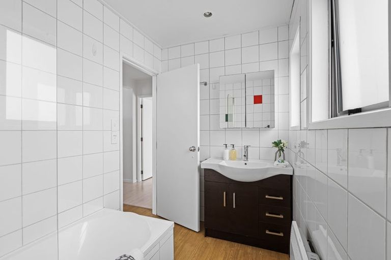 Photo of property in 2/30a Glenvar Road, Torbay, Auckland, 0630