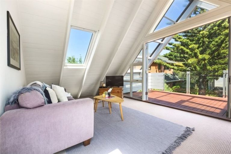 Photo of property in 18 Airlie Road, Plimmerton, Porirua, 5026